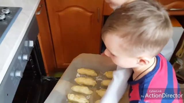 Видео для детей. Печем сосиски в тесте смотреть онлайн