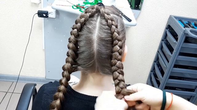 Новогодняя детская косичка. Прически для девочек на новый год. Плетение косичек. смотреть онлайн