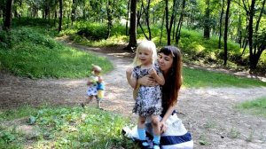 Гуляем с девочками сестры погодки малышки гуляют будни мамы