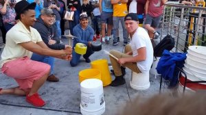 Играет на ведрах как на барабанах