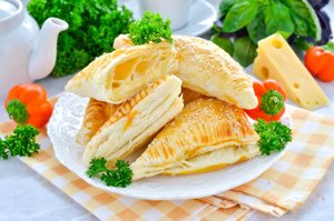 КАК ПРИГОТОВИТЬ СЛОЙКИ ИЗ СЛОЕНОГО БЕЗДРОЖЖЕВОГО ТЕСТА С СЫРОМ