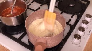 Сырная пицца с грушей и белым соусом