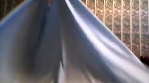 Строим домик из подушек и пледика. Вашей кошке понравится.