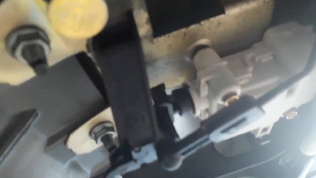 Замена актуатора замка крышки багажника VW Golf 4 смотреть онлайн