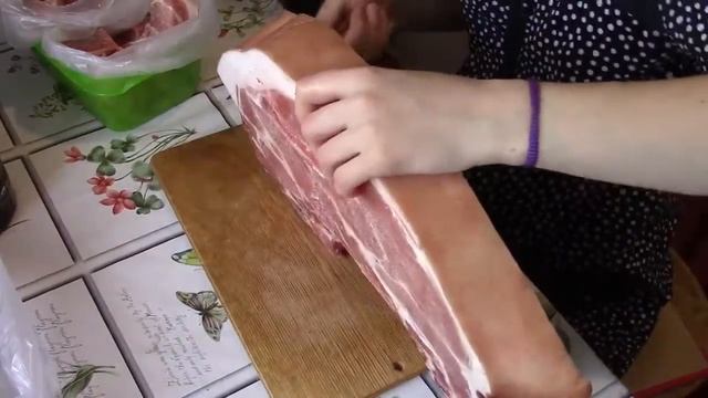 КАК НАРЕЗАТЬ И СЛОЖИТЬ В МОРОЗИЛКУ СВИНИНУ ВЛОГ/домашняя свинина, гуляш из свинины