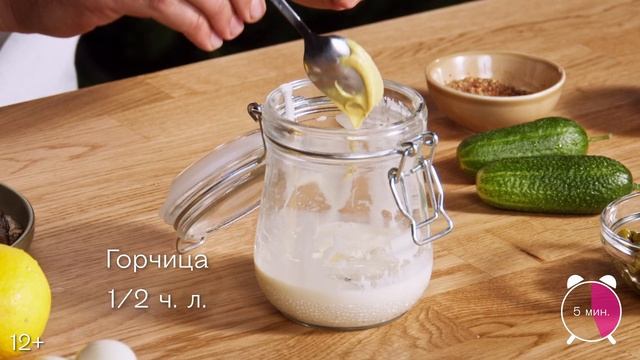 Готовим новогодний салат со шпротами и красной икрой за 5 минут до Нового года!