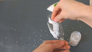 Свадебный декор бокала бисером без клея/свадебные бокалы своими руками