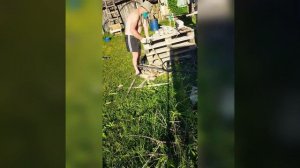 Удобный шезлонг из старого поддона