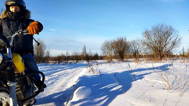 Зимой на советском мотоцикле ИЖ Планета. смотреть онлайн