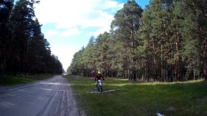 УЧИМСЯ ПЕРВЫЙ РАЗ ВСТАВАТЬ НА ВИЛЛИ И ПРЫГАТЬ ПО БРЕВНАМ НА ЭНДУРО МОТОЦИКЛЕ