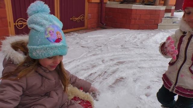 Дети играют на СНЕГУ. Экстрим на САНКАХ смотреть онлайн