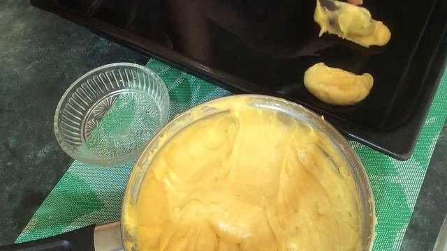 Рецепт вкусных пирожных эклеров с белковым кремом .