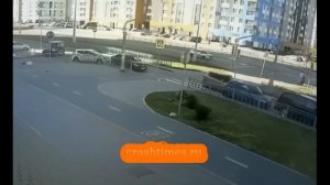 В Екатеринбурге мама с дочкой на электровелосипеде выехала на переход