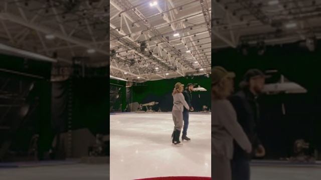 Лиза Арзамасова и Илья Авербух станцевали на катке «Ледникового периода»