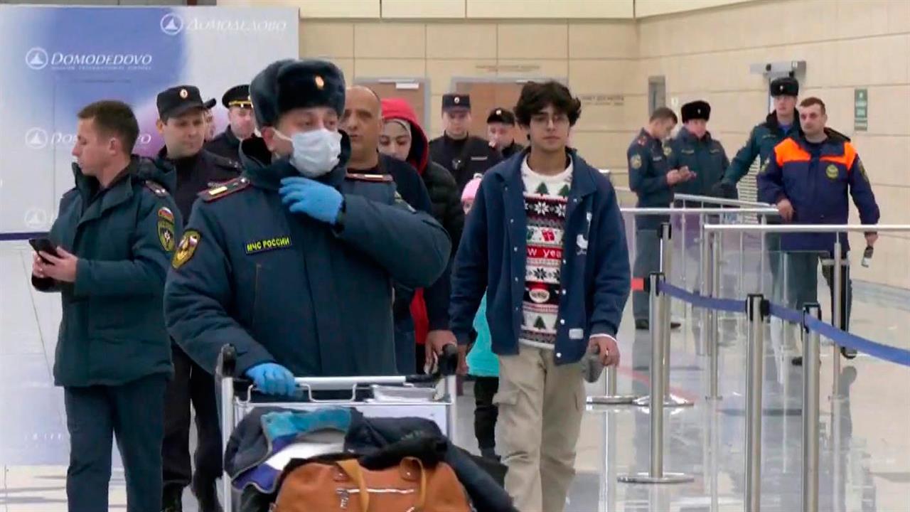 Кто прилетел в москву. Аэропорт мчс. Самолет сборной англии по футболу. Уголок для тех кто прилетел в австрию. Сассекские прилетели в великобританию.