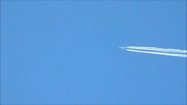 Виден гражданский самолёт на Canon PowerShot. Калининград. смотреть онлайн