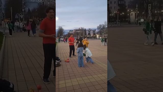 уличный жонглёр уроки ловкости детям
