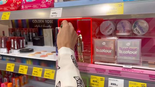 КТО КУПИТ БОЛЬШЕ КОСМЕТИКИ Своего Цвета Получит 100.000 ? Розовый vs Зелёный смотреть онлайн