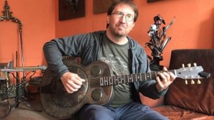Роман Хускивадзе тестирует блюзовую гитару. Лаборатория художественного металла Артметаллаб