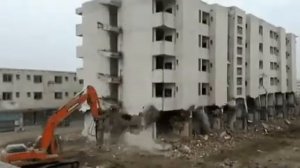 Как сносят дома