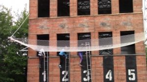 Подъем по штурмовой лестнице в окно четвертого этажа учебной башни