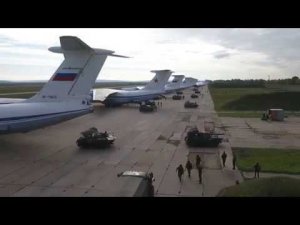 Погрузка военной техники ВДВ России в самолеты Ил-76МД перед активной фазой маневров «Восток-2018»