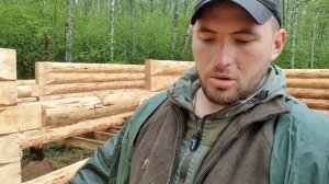 Дом из бревна. Сборка сруба. Деревянный дом на сваях из бревна под усадку.