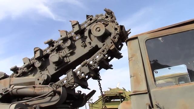 Полковая землеройная машина на базе трактора Т 150к