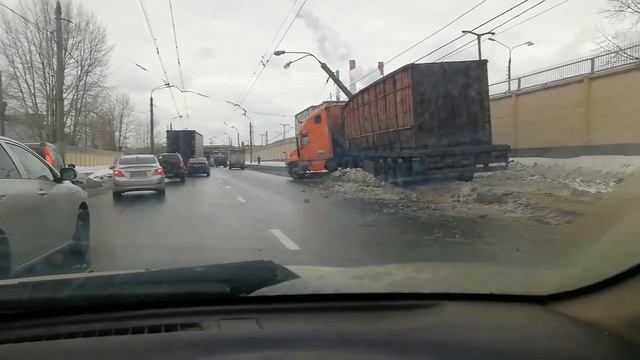Фура снесла столб смотреть онлайн