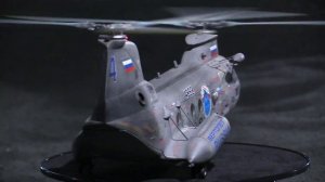 Модель вертолета продольной схемы Boeing Vertol CH-46 Sea Knight "Academy" 1:48 с моторами и светом