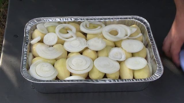 КОРЕЙКА С КАРТОФЕЛЕМ ПРИГОТОВЛЕННОЕ В ЯМЕ / ВКУСНЫЙ РЕЦЕПТ На ПРИРОДЕ смотреть онлайн