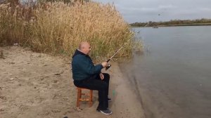 Караси цепляются на соски! Валентиныч пробует ловить! веселая рыбалка с сыном и другом))