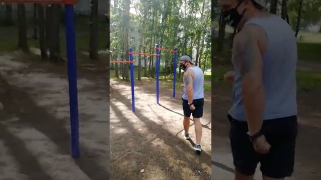 Нашли классную спортивную площадку / Подтягивание на турнике на улице смотреть онлайн