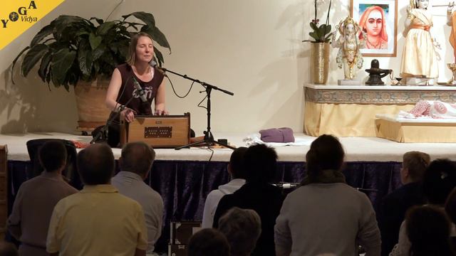 Shri Ram Jaya Ram chanted by Gauri - Introductory with a few lines from the Hanuman Chalisa смотреть онлайн