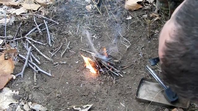 Разведение огня с помощью огнива
