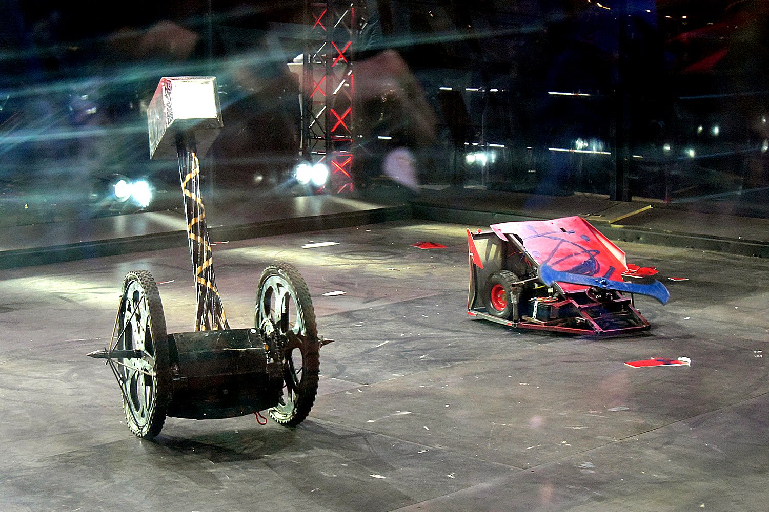 Битва роботов цирк. Битва роботов на арене шоу. Битва роботов соревнования. Бои роботов турниры.