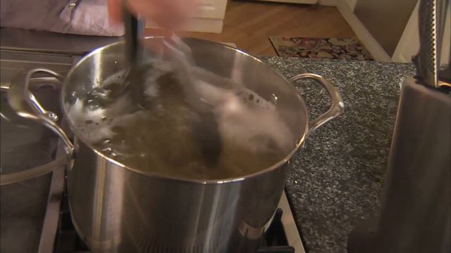 Tomato Basil PEI Mussels over Pasta смотреть онлайн