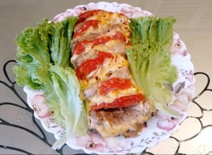 Запечённая свинина с помидорами и сыром в фольге