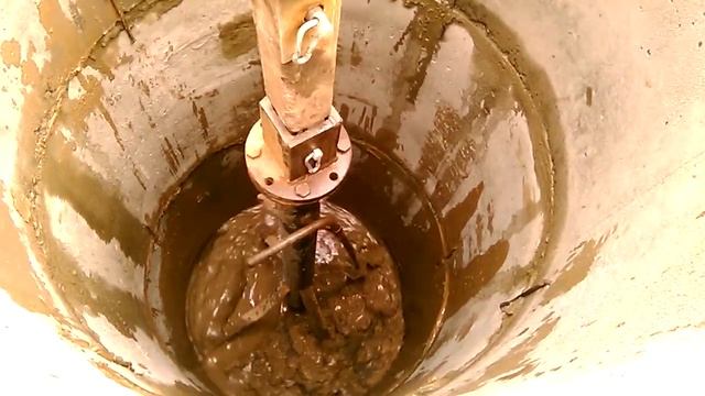 Бурение колодца сквозь кольца буром 960мм смотреть онлайн