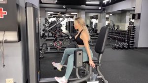 разведение ног в тренажере сидя с наклоном вперед