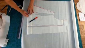 Элегантная блуза свободного кроя. Без боковых швов и рельефами переходящими в застежку.mp4