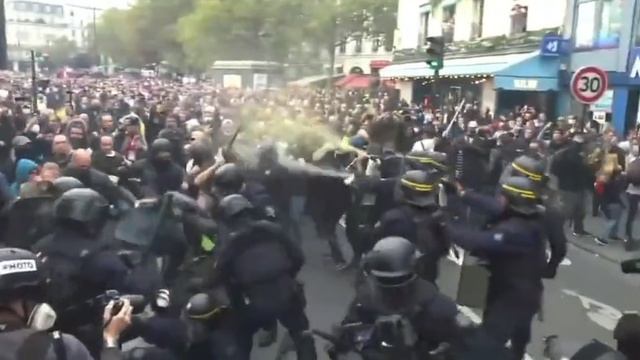 Массовые протесты на улицах Парижа