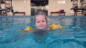 Катя сама плавает ( с надувными нарукавниками)