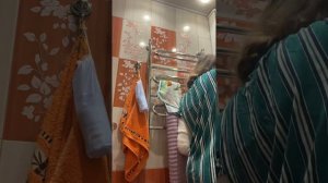 Крашу волосы перекисью водорода ?(￼ в этом же видел я их покрасила нормальной краской)