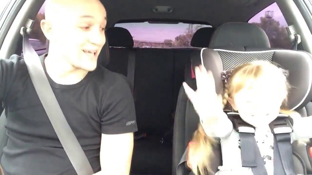 Отец с дочкой поют Let It Go из мультика Холодное сердце смотреть онлайн