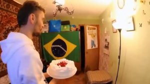 Тортом в лицо!