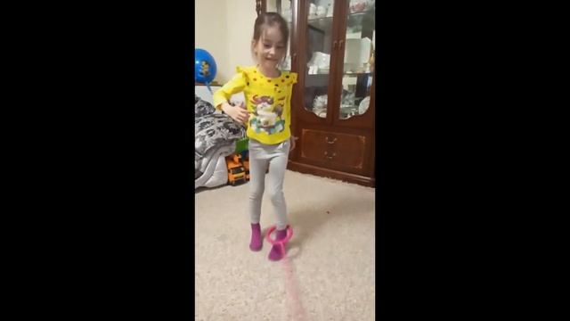 Риана прыгает на нейроскакалке, скакалка на одну ногу со светящимся роликом смотреть онлайн