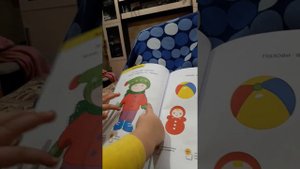 Ребенок 1 год 5 месяцев показывает все на картинке