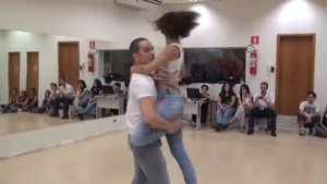 А я несу тебе цветы ?  Очень красиво танцуют Очень красивая песня