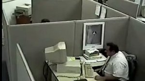 МУЖИК БЬЕТ ПО КОМПЬЮТЕРУ